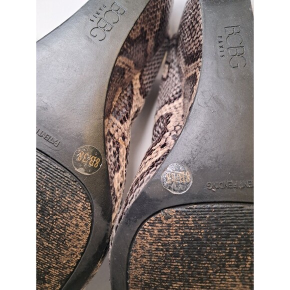 BCBG Paris Snakeskin Wedge Shoes 2.5" Heel Slip On Size 8B Pumps Gray Brown - Picture 9 of 10